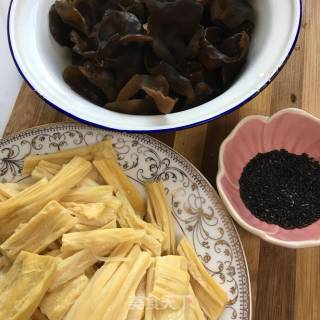 Sesame Yuba Mixed with Fungus recipe