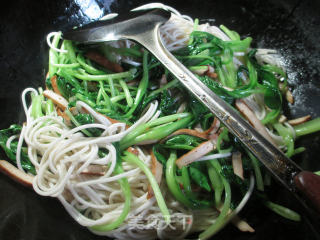 Stir-fried Noodles with Fragrant Dried Chicken and Vegetable recipe