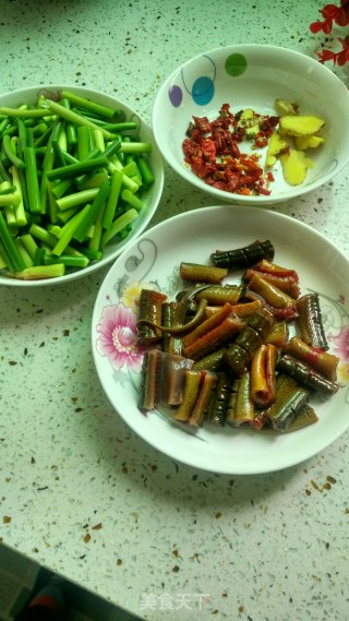 Stir-fried Rice Eel with Garlic Moss recipe