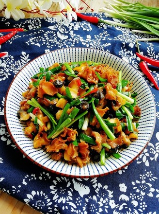 Stir-fried Snail Meat with Spring Leek recipe