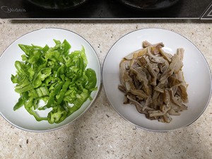 Stir-fried Pork Belly Shreds with Green Pepper recipe