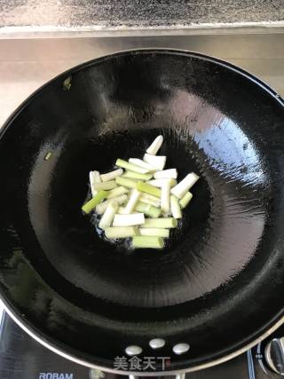 Stir-fried Sausage with Green Garlic recipe