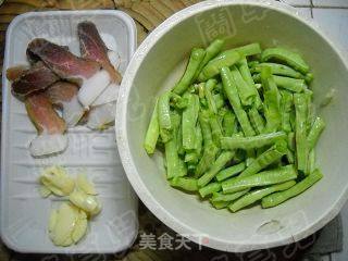 Braised Noodles with Bacon and Cowpea recipe