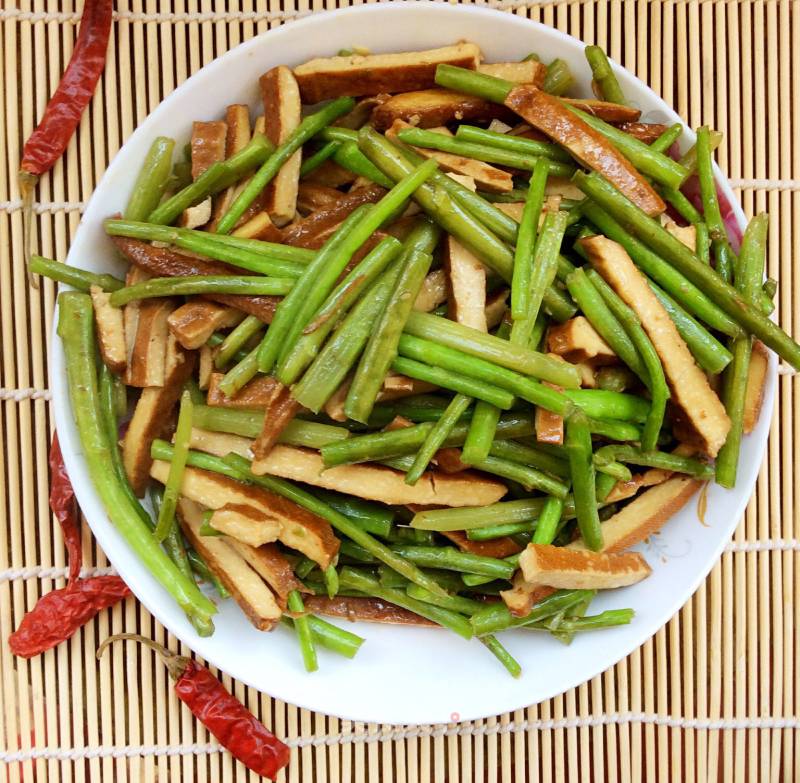 A Touch of Fresh Green in Spring: Stir-fried Dried Wormwood Seeds recipe