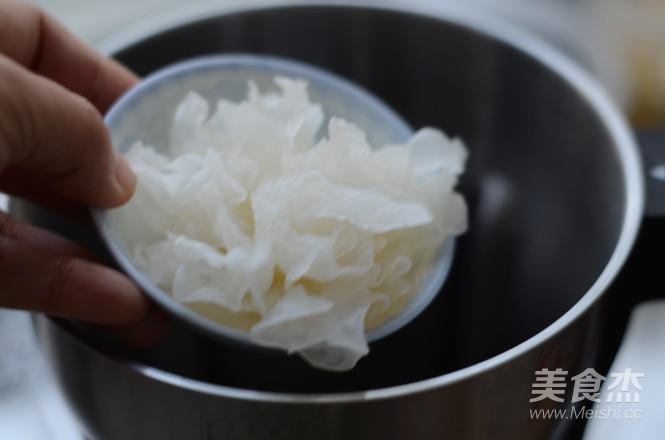 Tremella Lily Black Soy Milk recipe