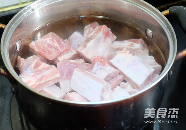 Stewed Pork Ribs with Lotus Root and Carrots recipe