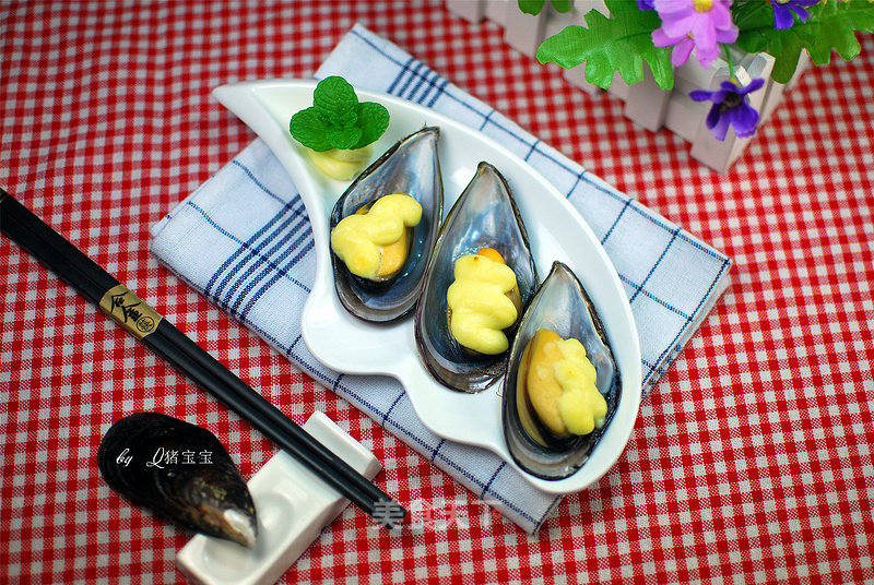 Baked Mussels with Wasabi Cheese recipe