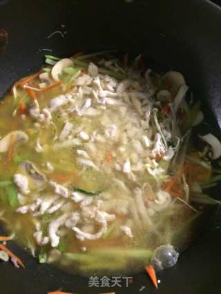 Assorted Braised Noodles with Shredded Chicken and Broccoli Stem recipe