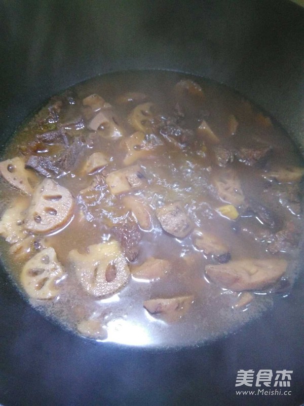 Yellow Braised Beef with Lotus Root recipe