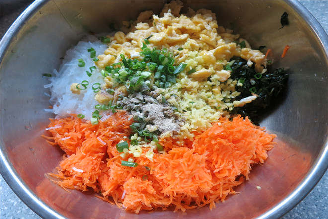 Steamed Noodles with Carotene Buns recipe