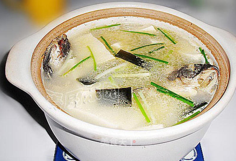 Family Nutrition and Health Soup-seaweed Tofu Crucian Carp Soup recipe