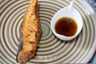 [fried Salmon with Sauce and Vegetables] recipe