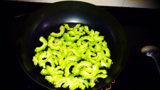 Spicy Stir-fried Bitter Gourd recipe