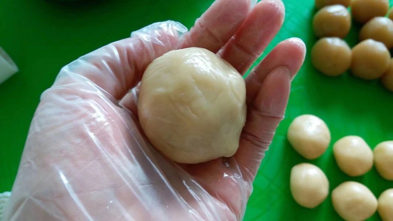 Lotus Seed Paste and Egg Yolk Mooncake 63g recipe