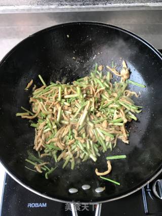 Stir-fried Chicken with Garlic Yellow (self-produced Garlic Yellow) recipe