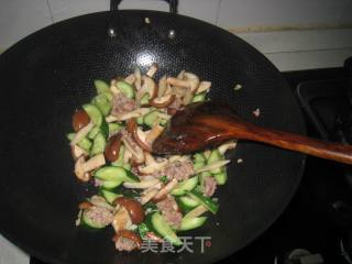 Stir-fried Cucumber with Mushrooms and Burdock recipe