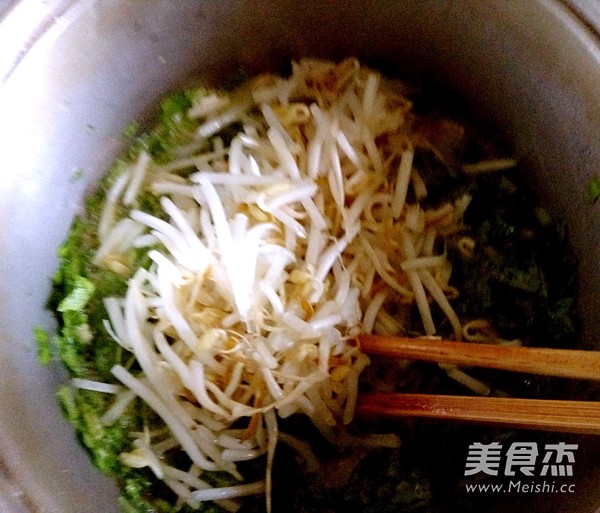 Celery and Bean Sprout Egg Pancake recipe