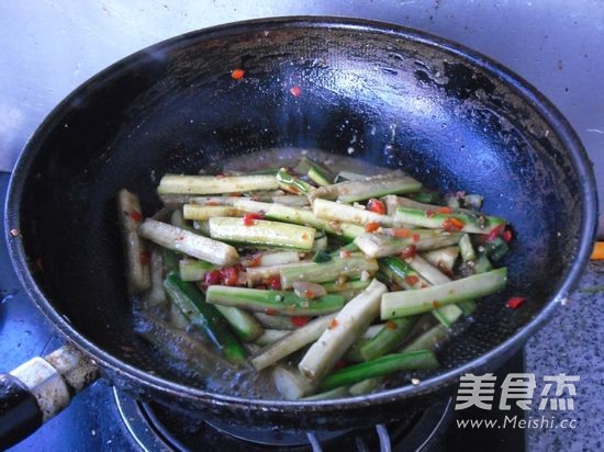 Stir-fried Snake Gourd Strips with Chopped Pepper recipe