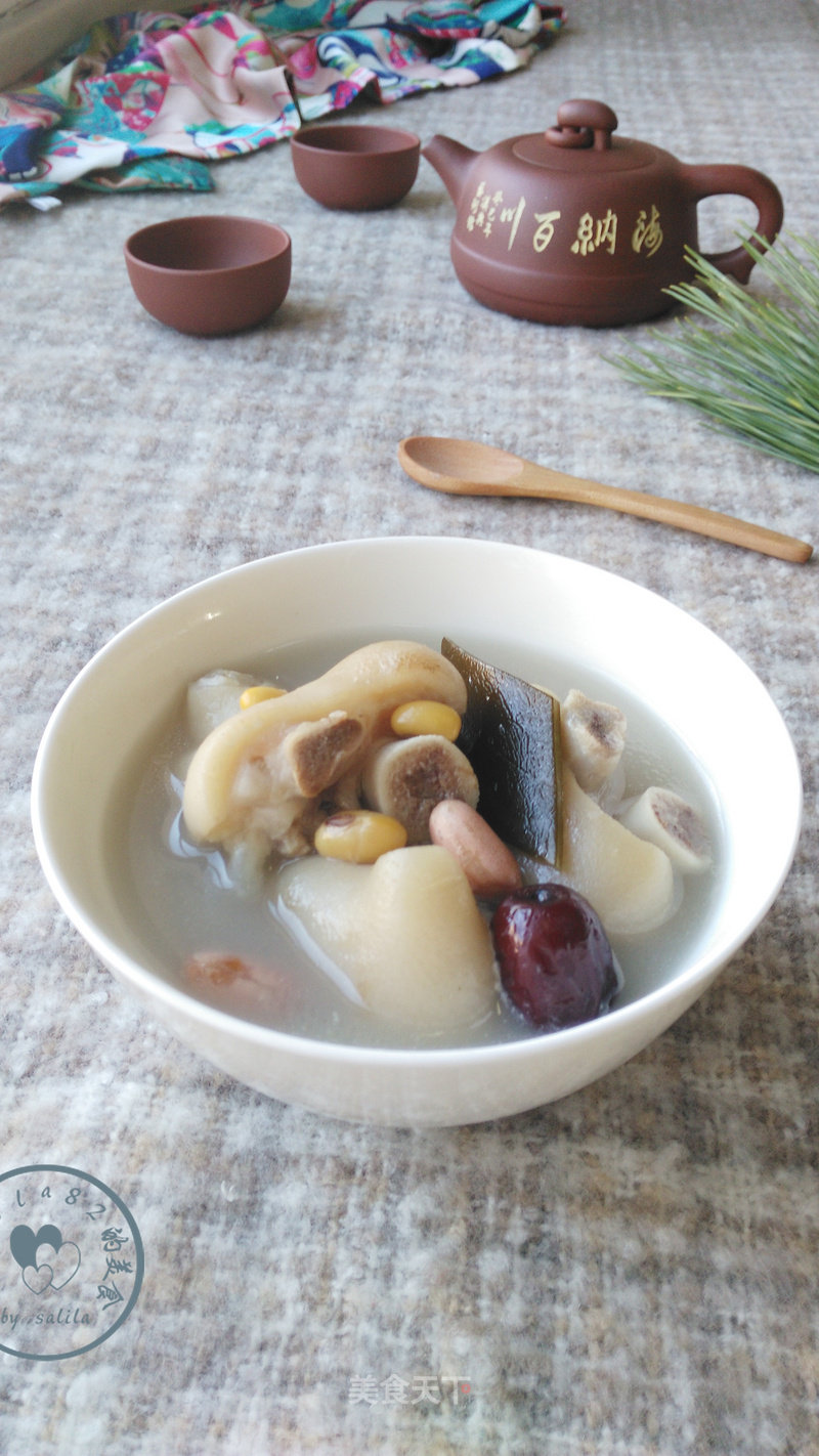 Seaweed and Soy Trotter Soup recipe