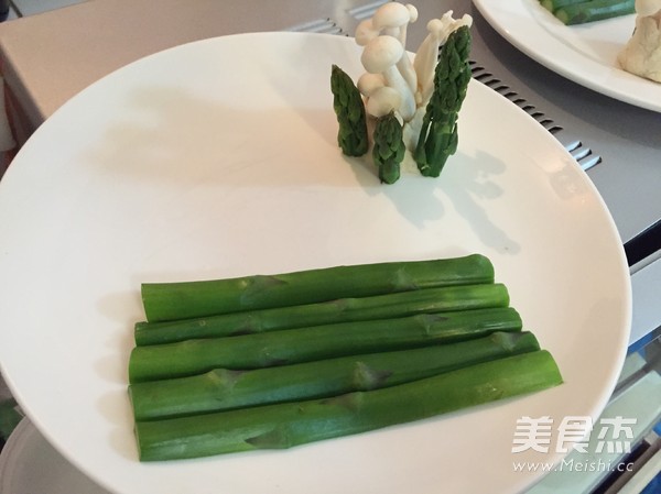 Pan-fried Salmon, Cod, Dragon Fish with Asparagus. recipe