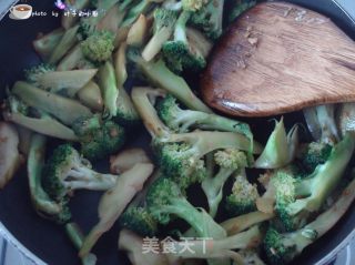 Stir-fried Chicken with Broccoli and Crispy Bone recipe