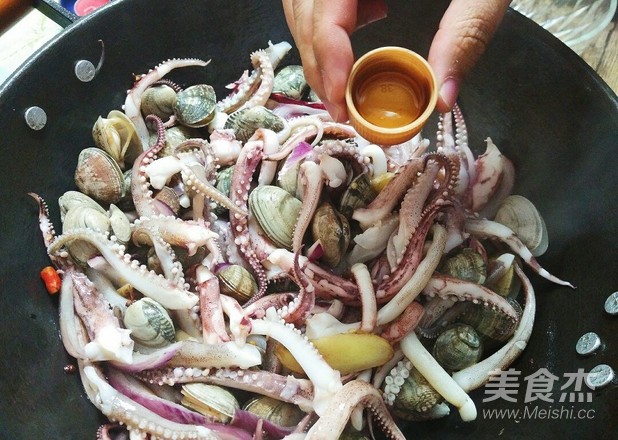 Stir-fried Small Seafood with Sauce recipe
