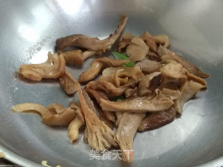 Stir-fried Bitter Gourd with White Mushroom recipe