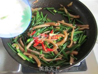 Sauteed Squid with Chives recipe