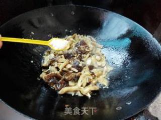 Stir-fried Pine Hair Fungus with Kokona Leaf recipe