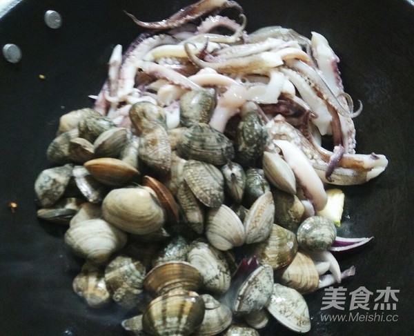 Stir-fried Small Seafood with Sauce recipe