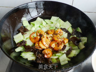 Fried Prawns with Cucumber recipe