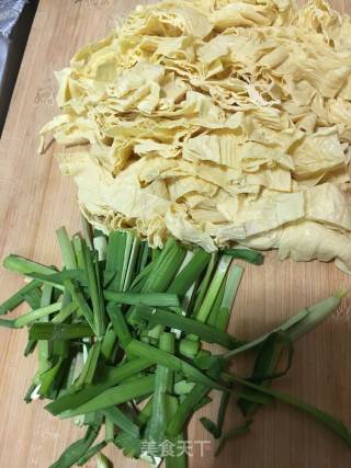 Stir-fried Soybean Skin with Leek recipe