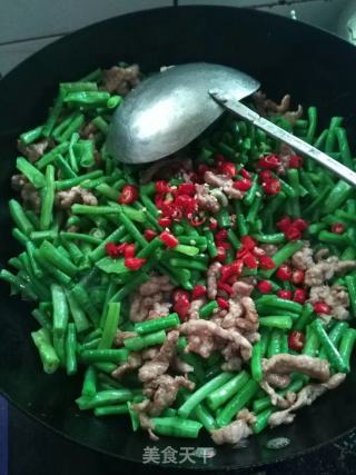 Spicy and Delicious Noodles with Shredded Pork and Beans recipe