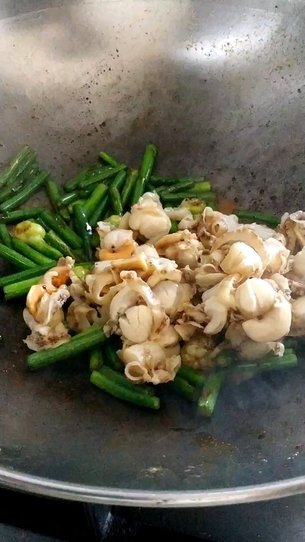 Stir-fried Scallops with Garlic Stalks recipe