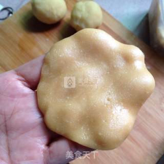 #新良第一节婚纱大赛# Mooncakes with Lotus Seed Paste and Egg Yolk recipe