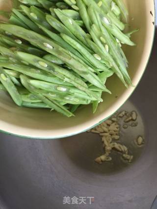 Stir-fried Black Fungus with Dragon Sprout and Beans recipe