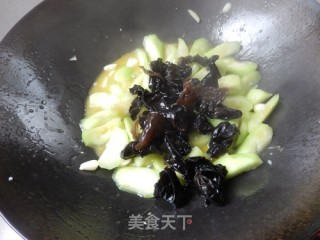 Stir-fried Loofah with Black Fungus recipe