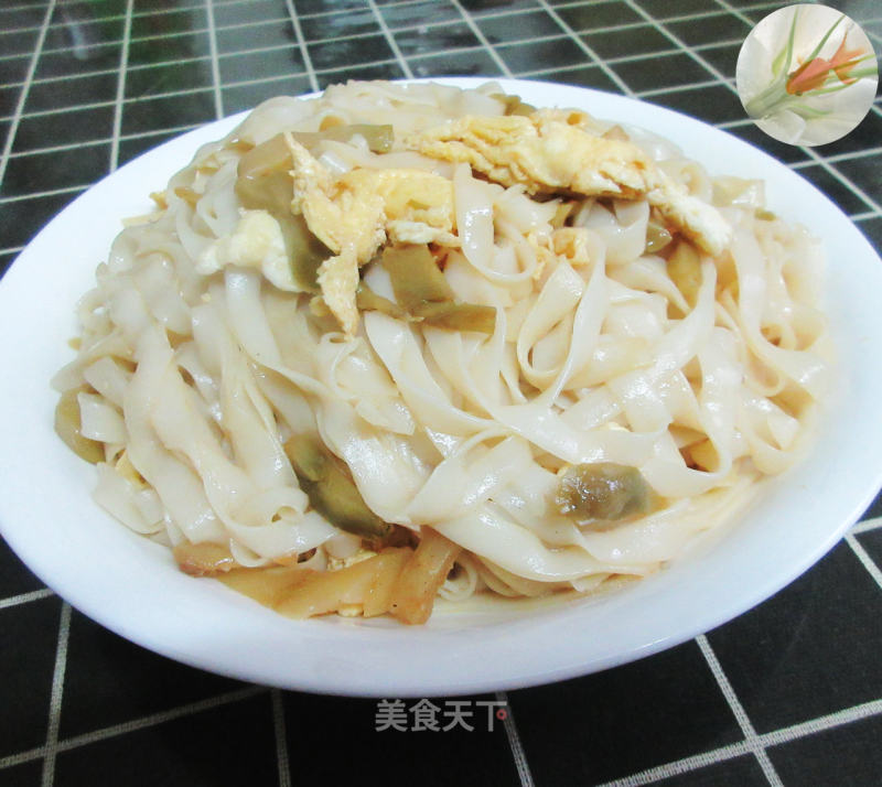 Hor Fun with Eggs and Mustard Strips recipe