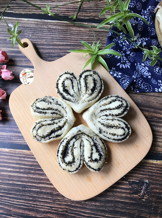 Heart-shaped Black Sesame Flower Roll recipe