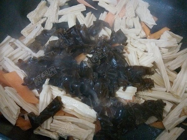 Fried Fungus with Yuba and Carrot recipe