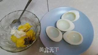 Deviled Eggs with Black Pepper Sauce recipe