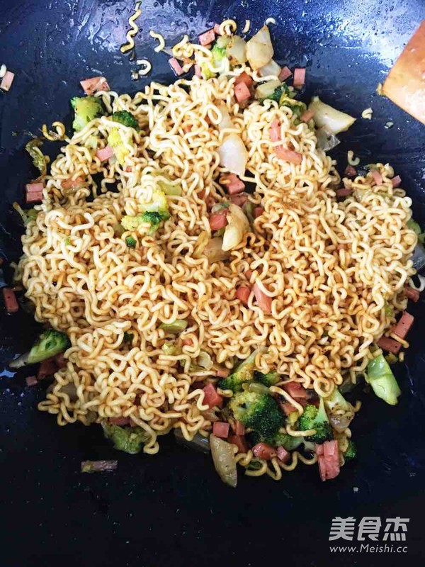 Instant Noodles with Broccoli and Cabbage recipe