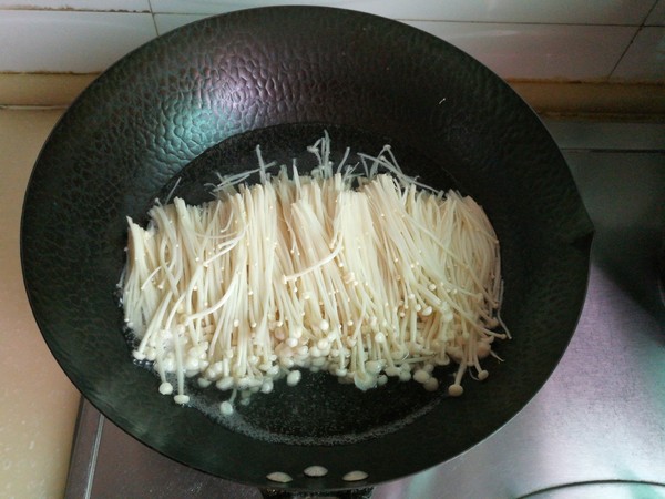 Noodles with Enoki Mushroom and Egg Sauce recipe