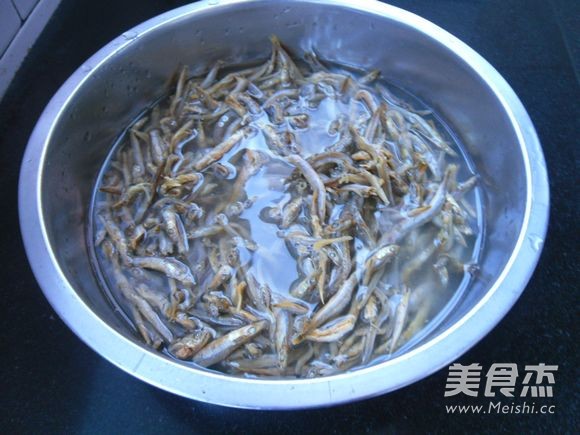 Stir-fried Small Dried Fish with Garlic recipe