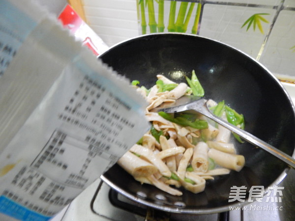 Stir-fried Vegetarian Chicken Wings with Green Peppers recipe