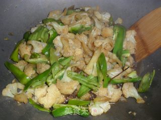 Stir-fried Cauliflower with Green Peppers recipe