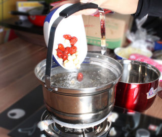 The Practice of Stewing White Fungus and Lotus Seed Soup in A Boiling Pot recipe