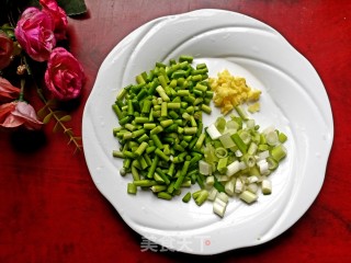 Stir-fried Jelly with Garlic Sprouts recipe