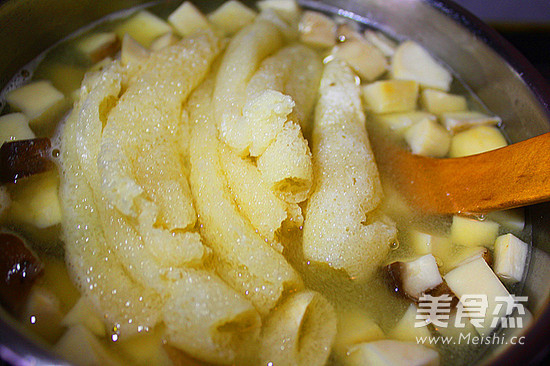 Fried Bamboo Fungus with Okra recipe