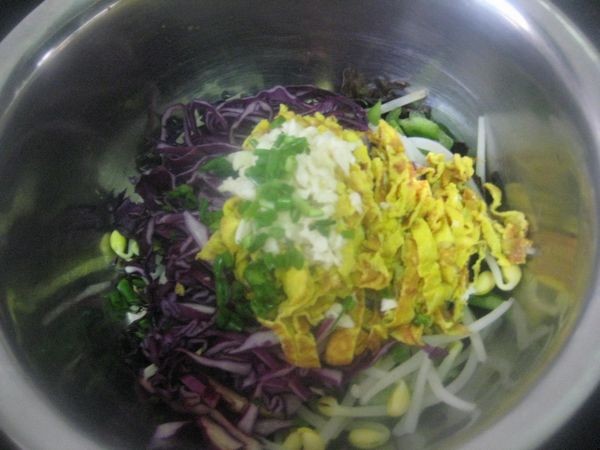 Colorful Shredded Walnut Salad recipe